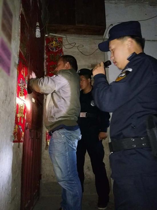 普坪镇粗心妈妈误将幼女锁家中 